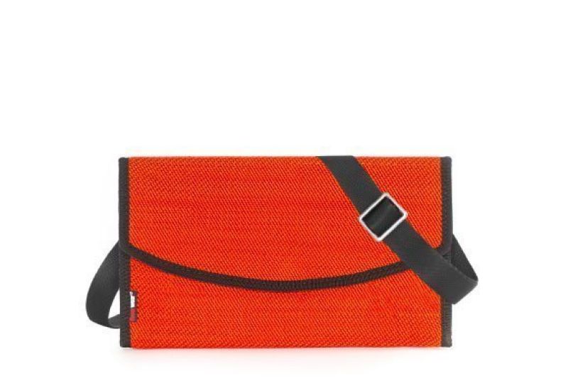 Clutch Charlie in rot aus der neuen Damenkollektion von Feuerwear Clutch Charlie in rot aus der neuen Damenkollektion von Feuerwear