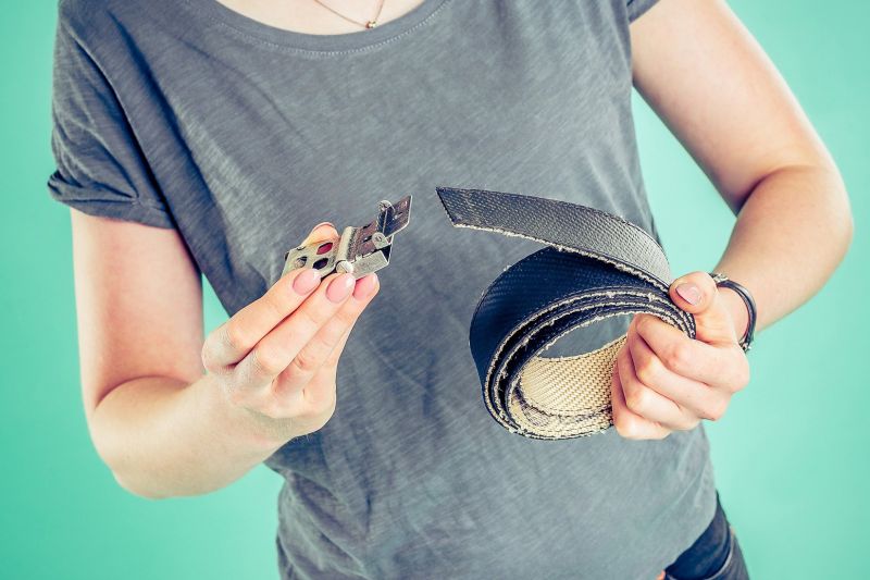 Nimm zunächst die Gürtelschnalle von Bill ab Nimm zunächst die Gürtelschnalle von Bill ab