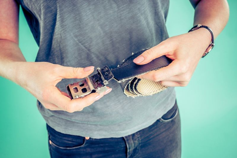 Gürtelschnalle aufsetzen und fertig ist Dein gekürzter Gürtel Bill Gürtelschnalle aufsetzen und fertig ist Dein gekürzter Gürtel Bill