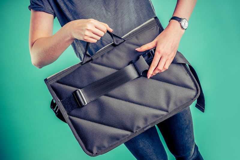 Der Beckengurt von Laptoptasche Scott lässt sich einfach durch die Schnalle öffnen und schließen Der Beckengurt von Laptoptasche Scott lässt sich einfach durch die Schnalle öffnen und schließen