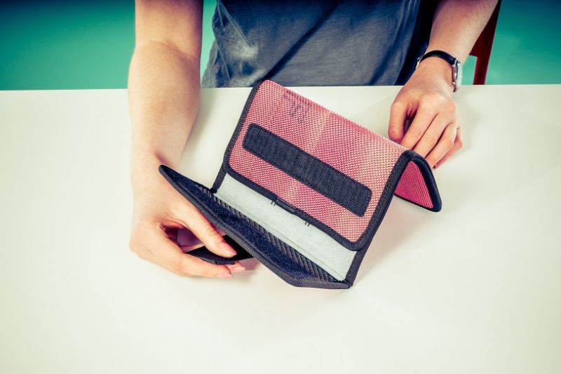Tablet Tasche lässt sich ganz einfach von der robusten Tablet Tasche in einen zuverlässigen Tablet Halter verwandeln Tablet Tasche lässt sich ganz einfach von der robusten Tablet Tasche in einen zuverlässigen Tablet Halter verwandeln