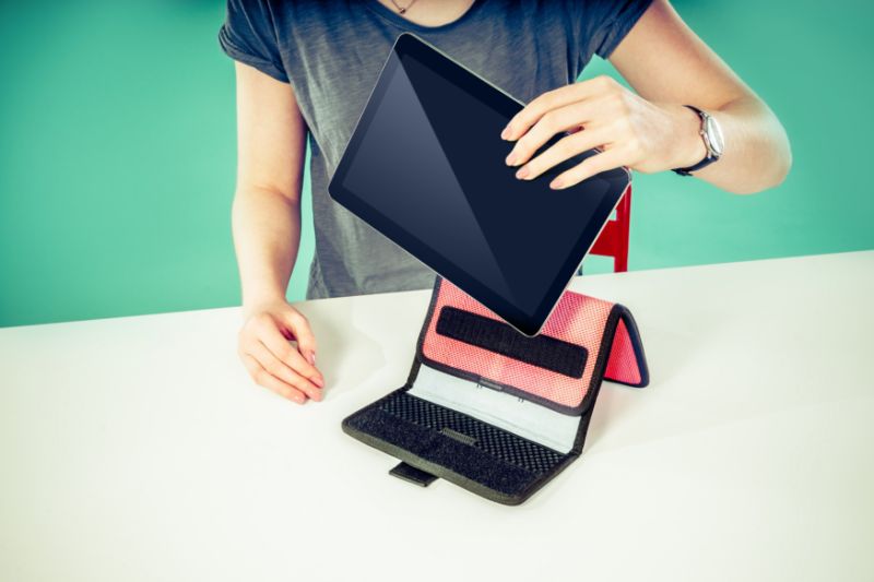 Die gummierte Fläche sorgt dafür das Dein Tablet im Hoch- als auch im Querformat fest steht Die gummierte Fläche sorgt dafür das Dein Tablet im Hoch- als auch im Querformat fest steht