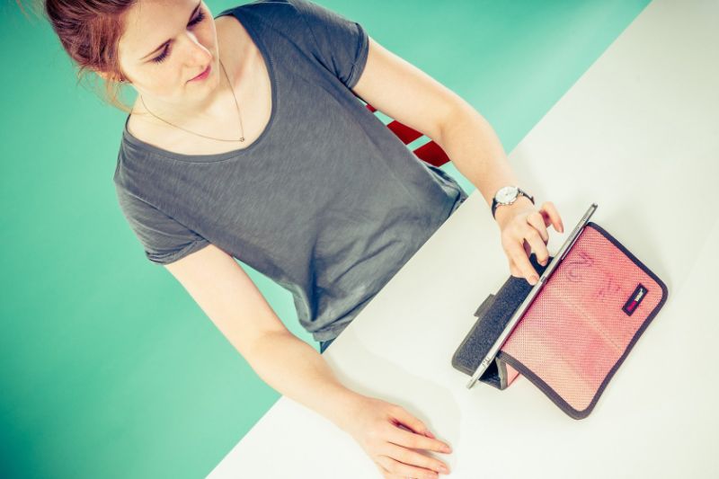 Tablet Tasche Rob ist ideal für diejenigen die gerne Filme auf dem Tablet schauen oder damit arbeiten Tablet Tasche Rob ist ideal für diejenigen die gerne Filme auf dem Tablet schauen oder damit arbeiten